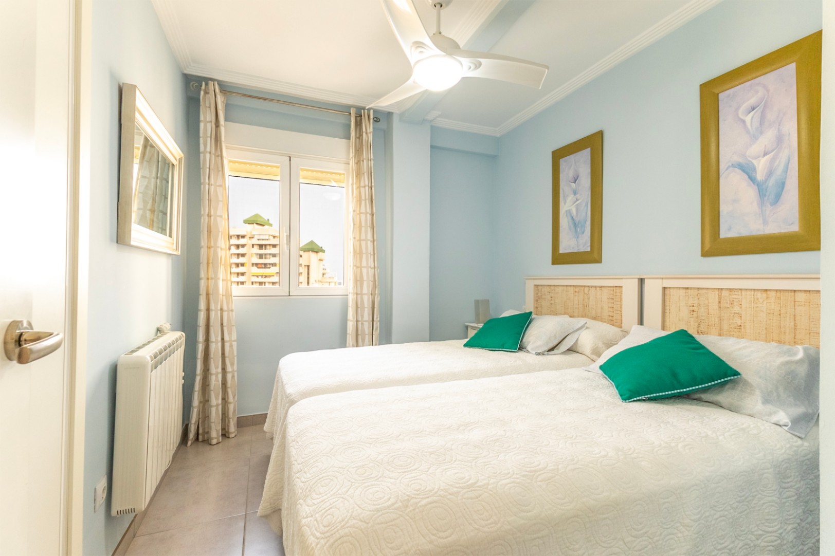 Fantastic and sunny 2-bedroom apartment with sea views in Calpe.