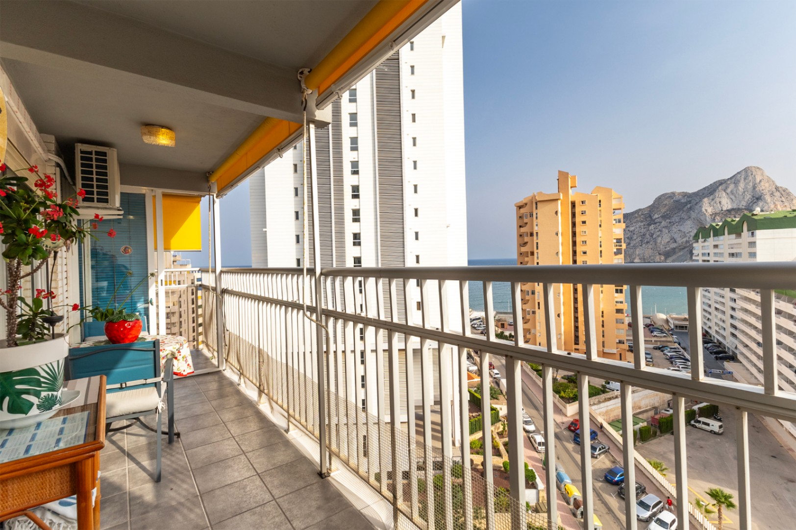 Fantastic and sunny 2-bedroom apartment with sea views in Calpe.
