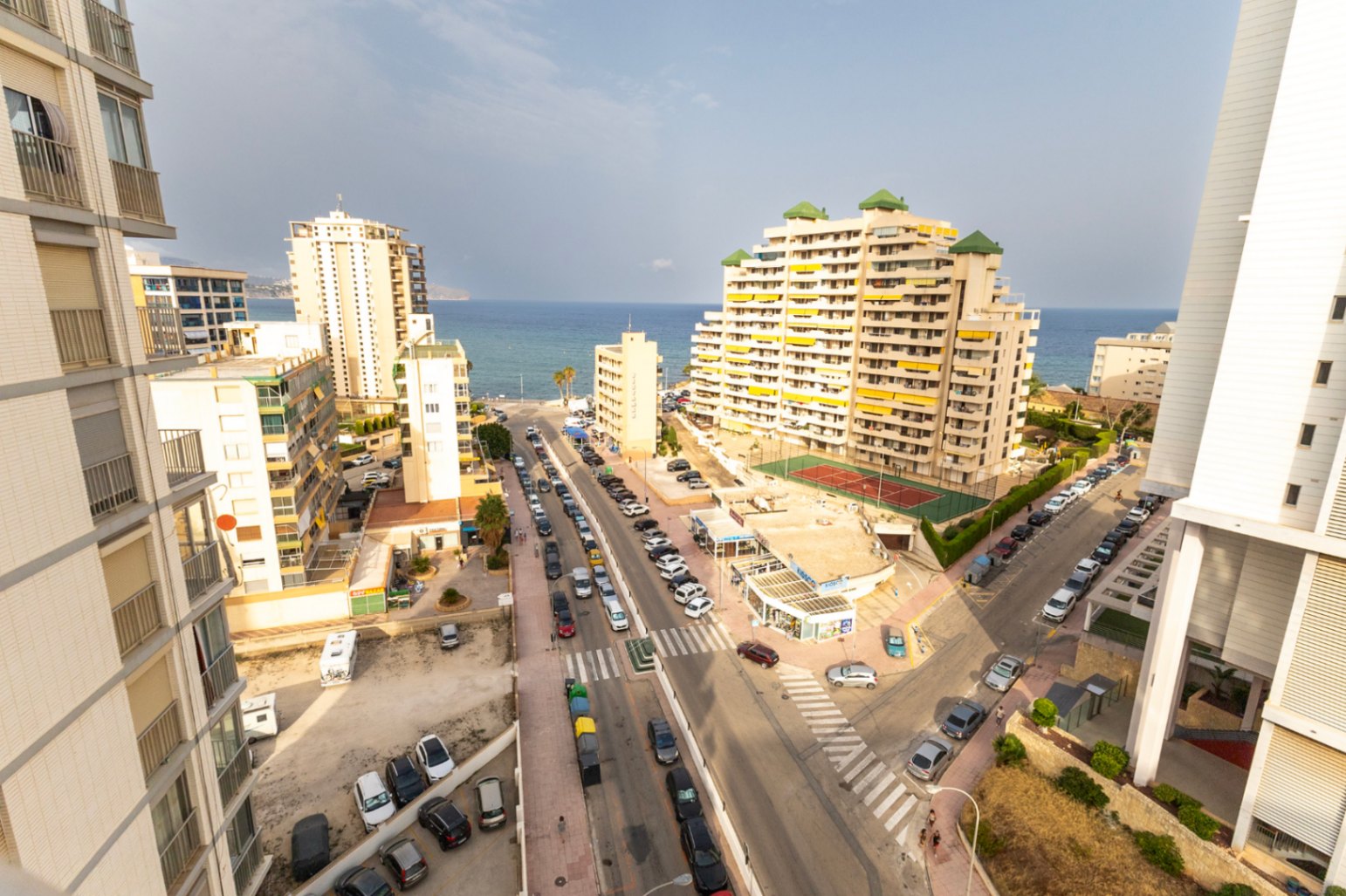 Fantastic and sunny 2-bedroom apartment with sea views in Calpe.