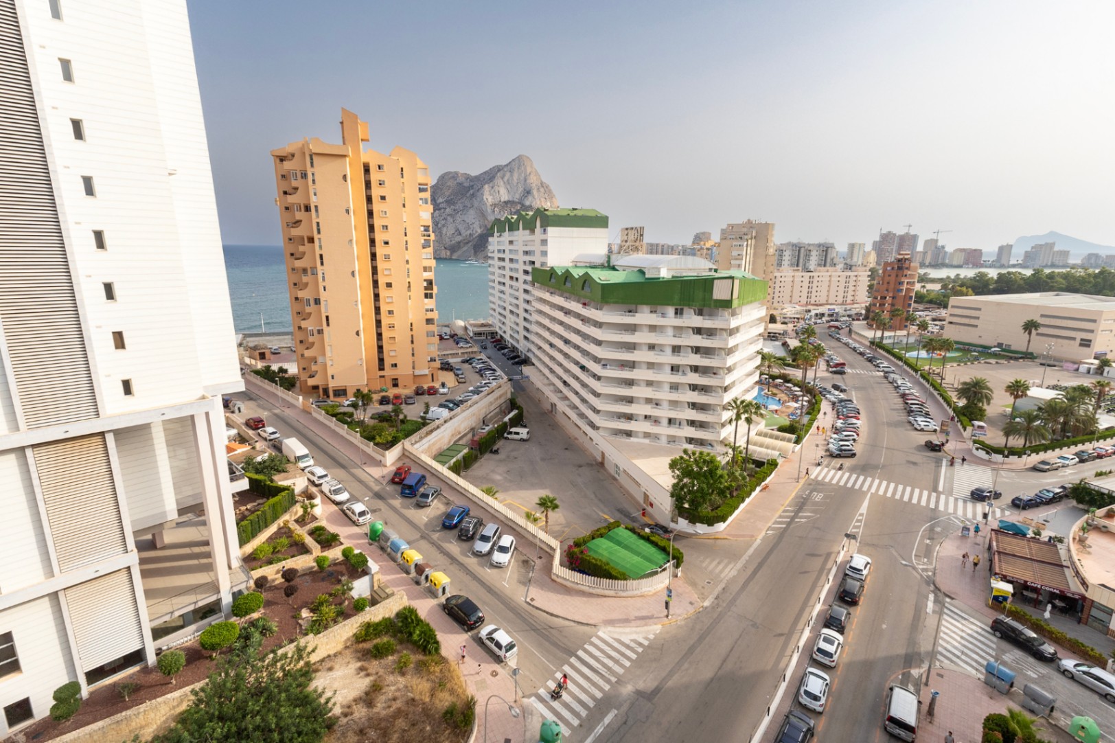 Fantastic and sunny 2-bedroom apartment with sea views in Calpe.
