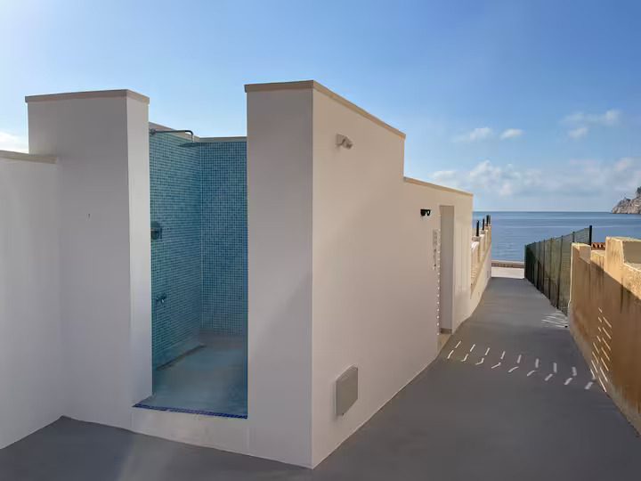 Charming renovated studio with garage on the beachfront of La Fosa in Calpe.