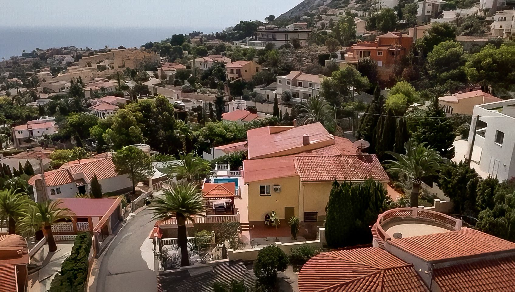 LUXURIOUS LARGE VILLA WITH 2 SEPARATE FLOORS AND SEA VIEWS IN CALPE.