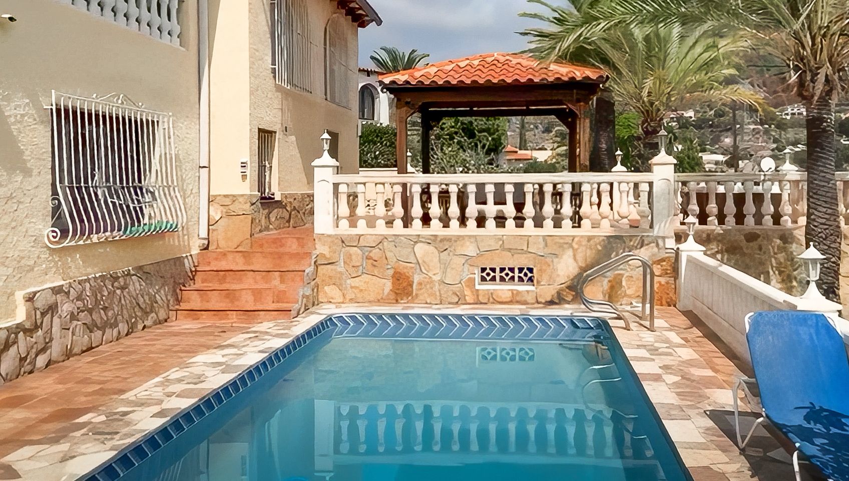 LUXURIOUS LARGE VILLA WITH 2 SEPARATE FLOORS AND SEA VIEWS IN CALPE.