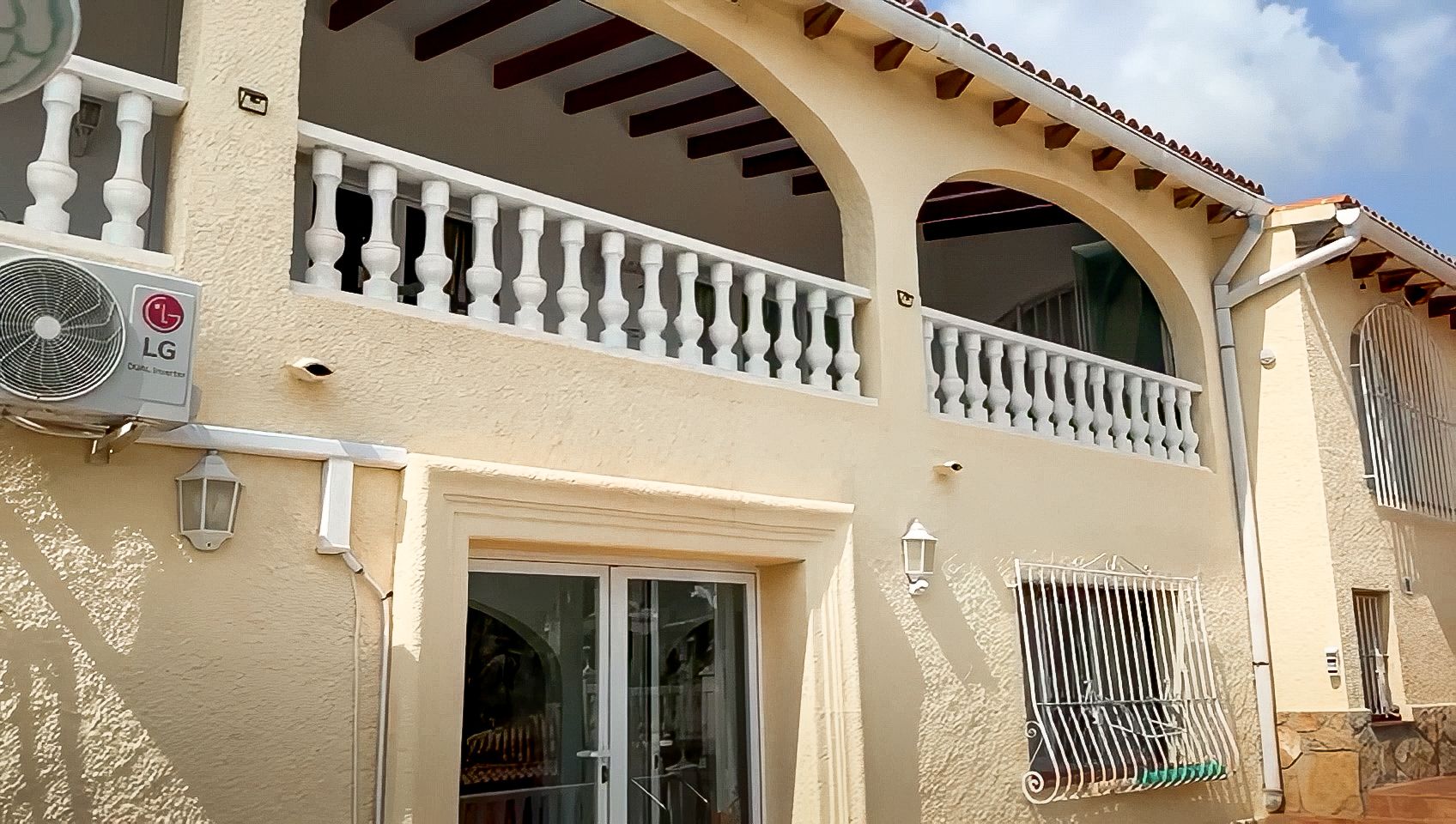 LUXURIOUS LARGE VILLA WITH 2 SEPARATE FLOORS AND SEA VIEWS IN CALPE.