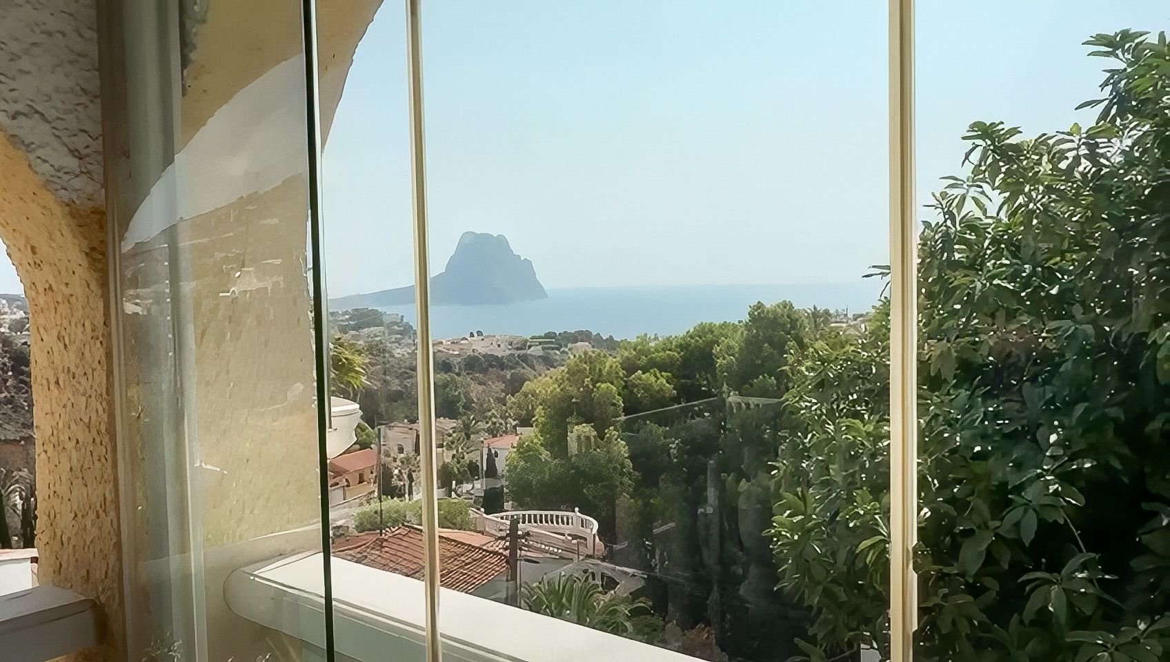 LUXURIOUS LARGE VILLA WITH 2 SEPARATE FLOORS AND SEA VIEWS IN CALPE.