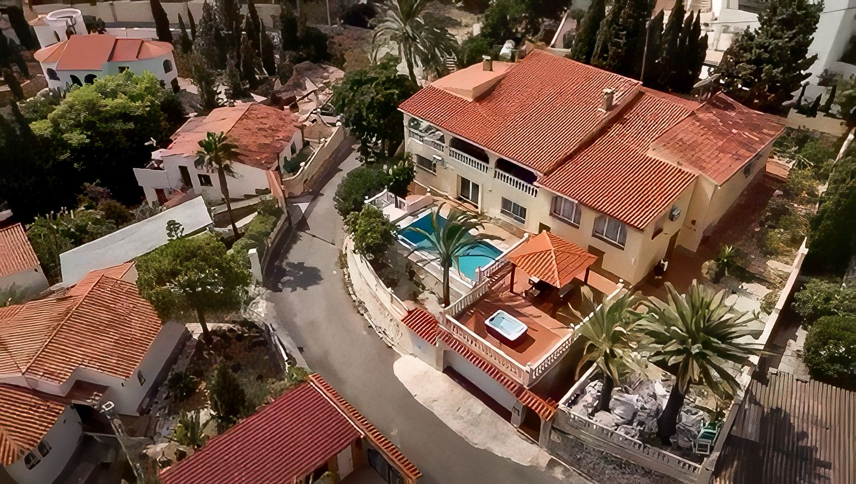 LUXURIOUS LARGE VILLA WITH 2 SEPARATE FLOORS AND SEA VIEWS IN CALPE.