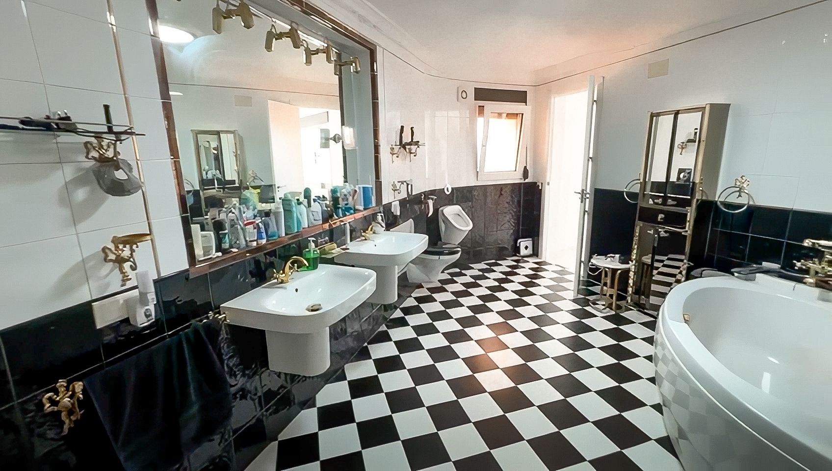 LUXURIOUS LARGE VILLA WITH 2 SEPARATE FLOORS AND SEA VIEWS IN CALPE.
