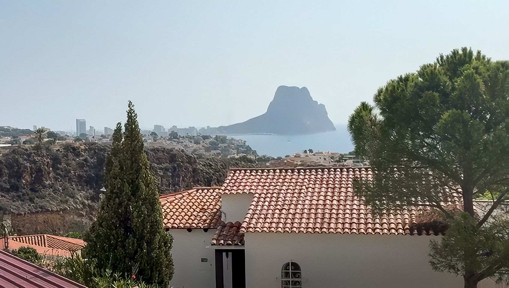 LUXURIOUS LARGE VILLA WITH 2 SEPARATE FLOORS AND SEA VIEWS IN CALPE.