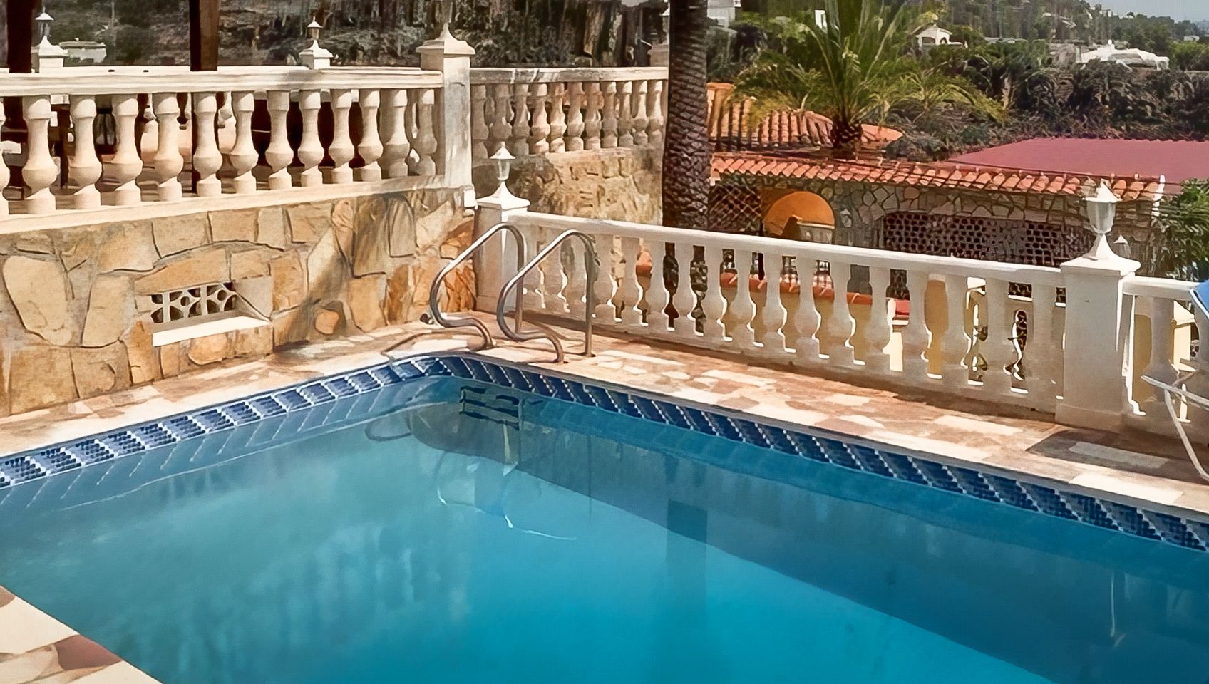 LUXURIOUS LARGE VILLA WITH 2 SEPARATE FLOORS AND SEA VIEWS IN CALPE.