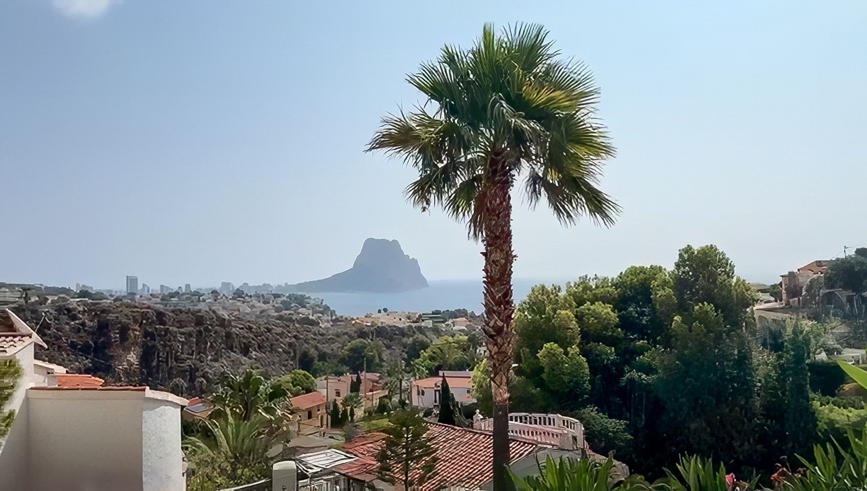 LUXURIOUS LARGE VILLA WITH 2 SEPARATE FLOORS AND SEA VIEWS IN CALPE.