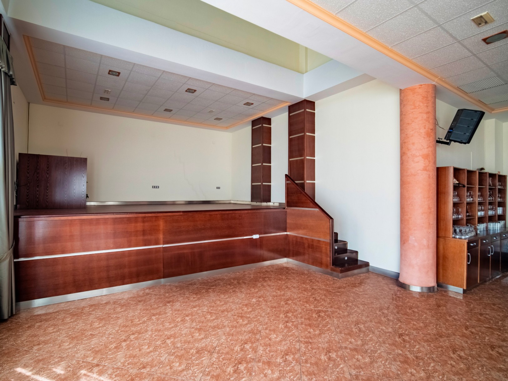 The building Hotel La Familia Gallo Rojo, located in El Campello, next to the beach.