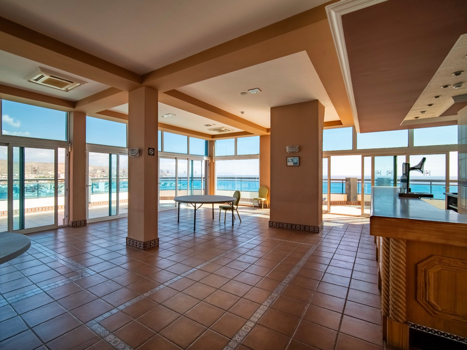 The building Hotel La Familia Gallo Rojo, located in El Campello, next to the beach.