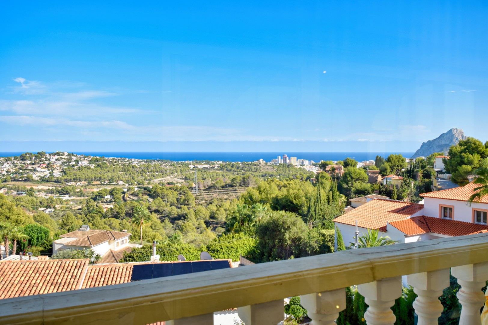 BEAUTIFUL BUNGALOW IN AN EXCLUSIVE AREA IN CALPE WITH MAGNIFICENT VIEWS OF THE SEA AND MOUNTAINS