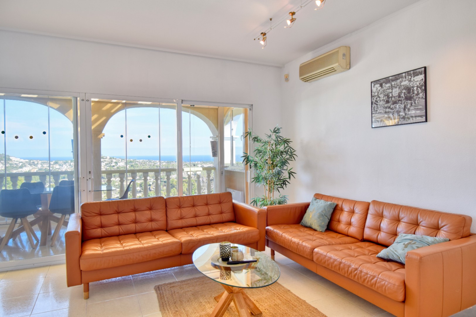 BEAUTIFUL BUNGALOW IN AN EXCLUSIVE AREA IN CALPE WITH MAGNIFICENT VIEWS OF THE SEA AND MOUNTAINS