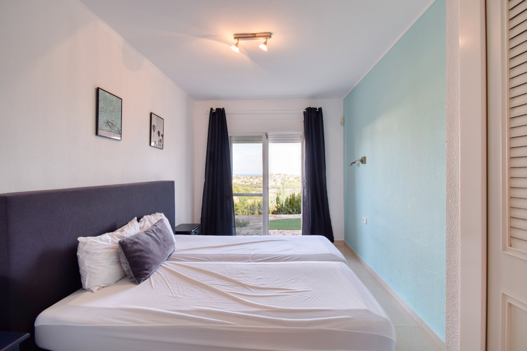 BEAUTIFUL BUNGALOW IN AN EXCLUSIVE AREA IN CALPE WITH MAGNIFICENT VIEWS OF THE SEA AND MOUNTAINS