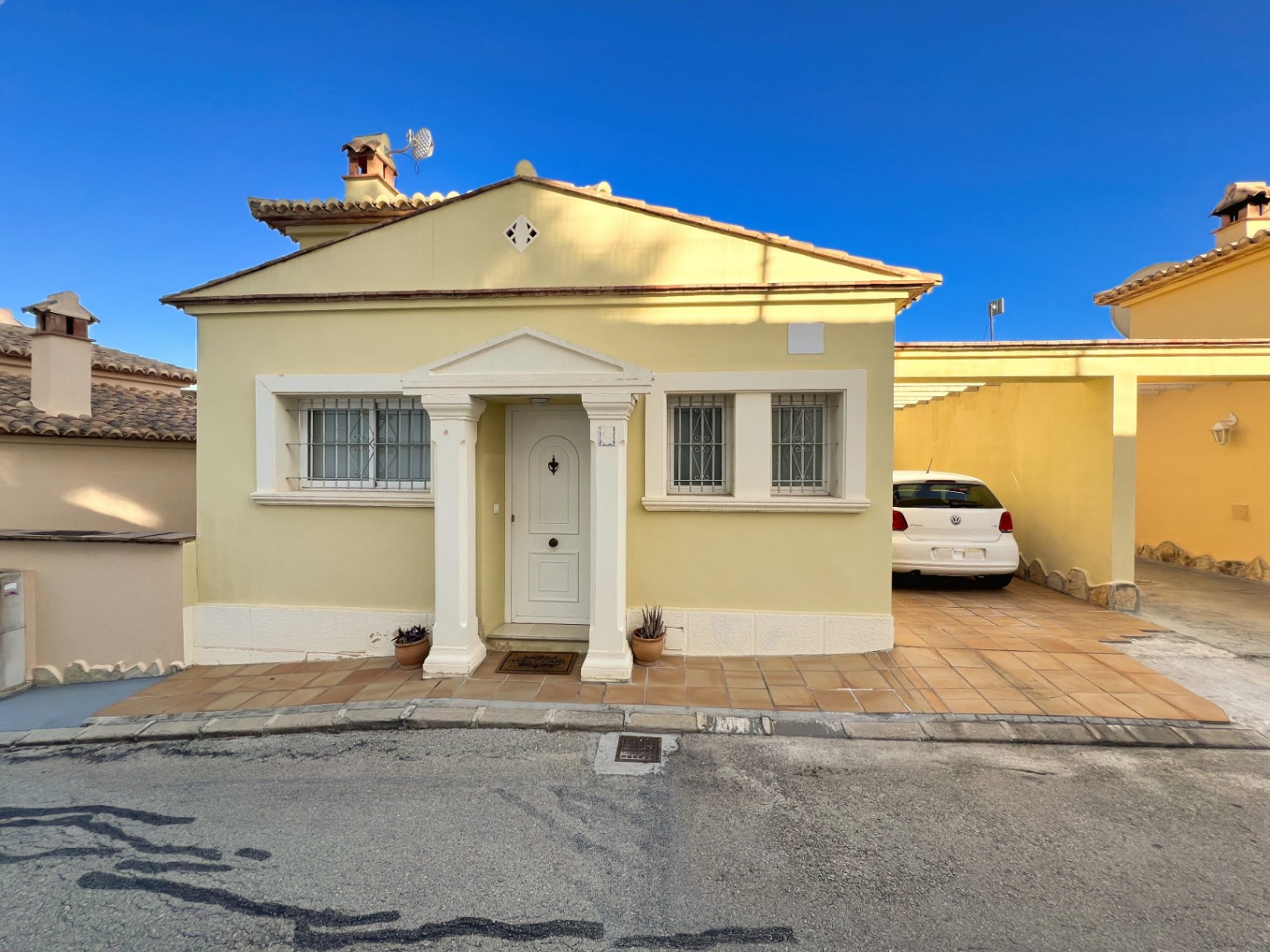 BEAUTIFUL BUNGALOW IN AN EXCLUSIVE AREA IN CALPE WITH MAGNIFICENT VIEWS OF THE SEA AND MOUNTAINS