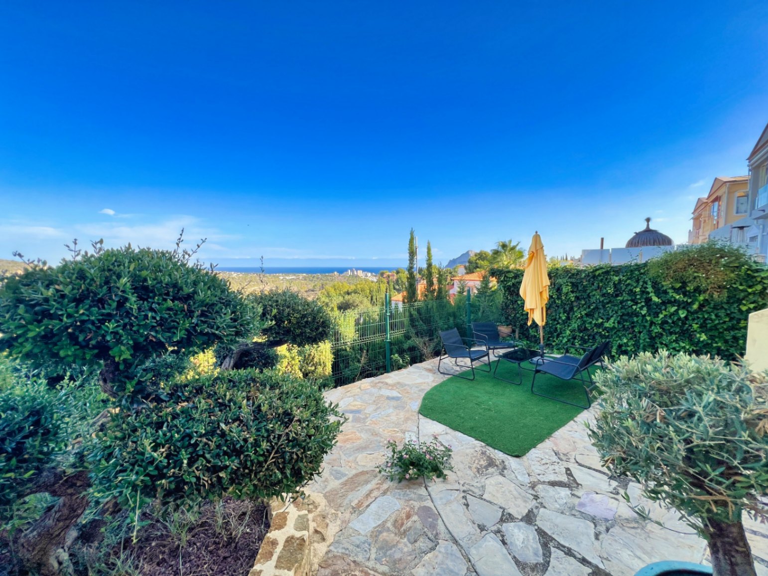 BEAUTIFUL BUNGALOW IN AN EXCLUSIVE AREA IN CALPE WITH MAGNIFICENT VIEWS OF THE SEA AND MOUNTAINS