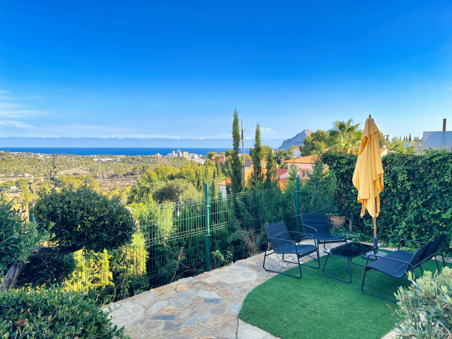 BEAUTIFUL BUNGALOW IN AN EXCLUSIVE AREA IN CALPE WITH MAGNIFICENT VIEWS OF THE SEA AND MOUNTAINS