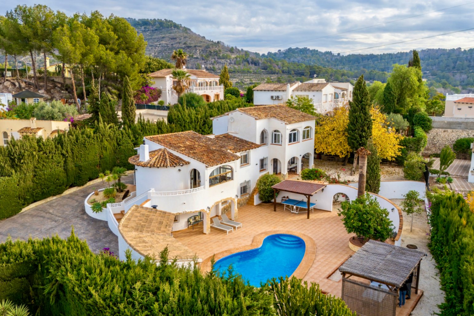 MAGNIFICENT AND SPACIOUS VILLA WITH IMPRESSIVE VIEWS OF THE SEA AND MOUNTAINS IN CALPE