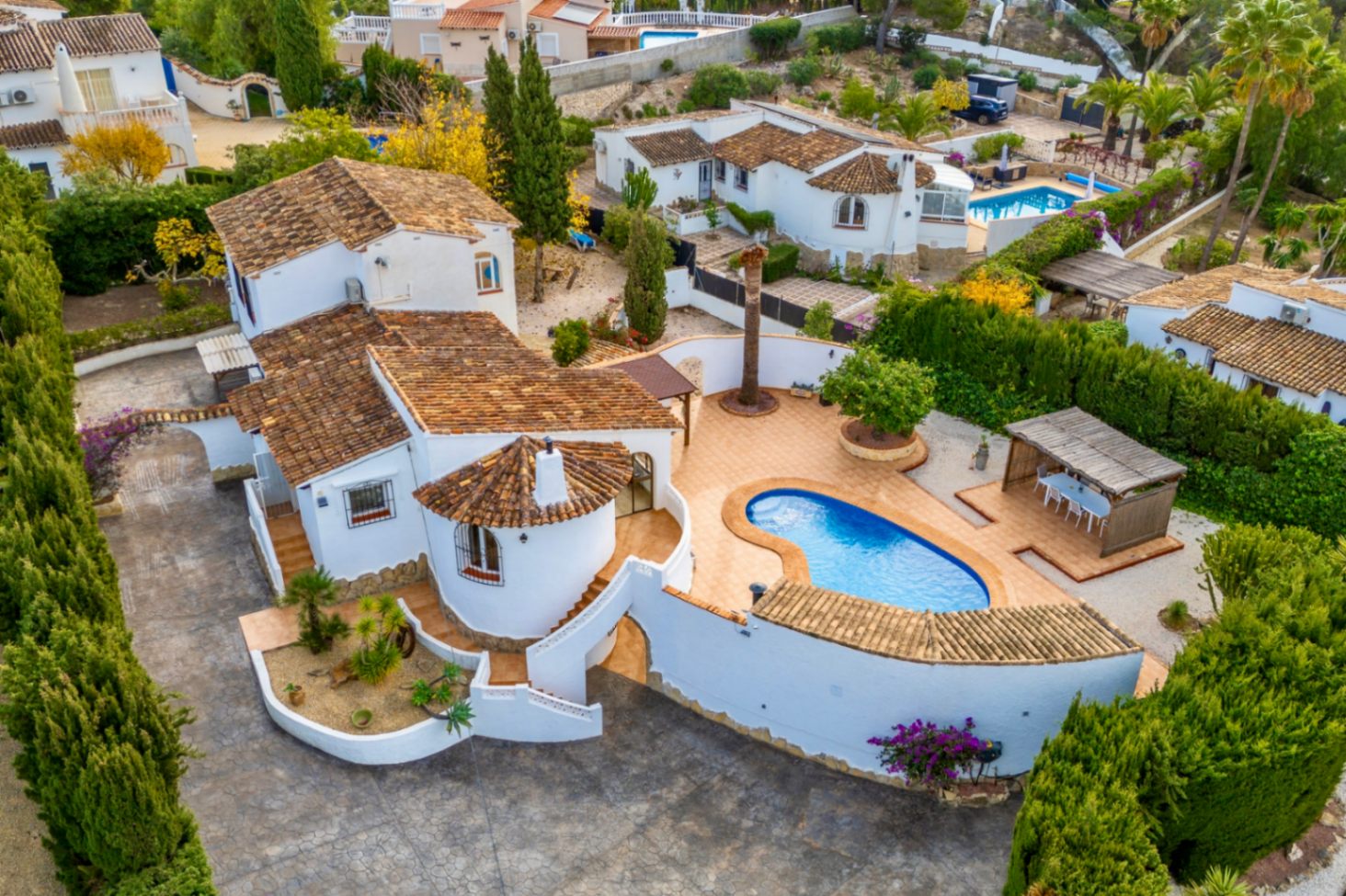 MAGNIFICENT AND SPACIOUS VILLA WITH IMPRESSIVE VIEWS OF THE SEA AND MOUNTAINS IN CALPE