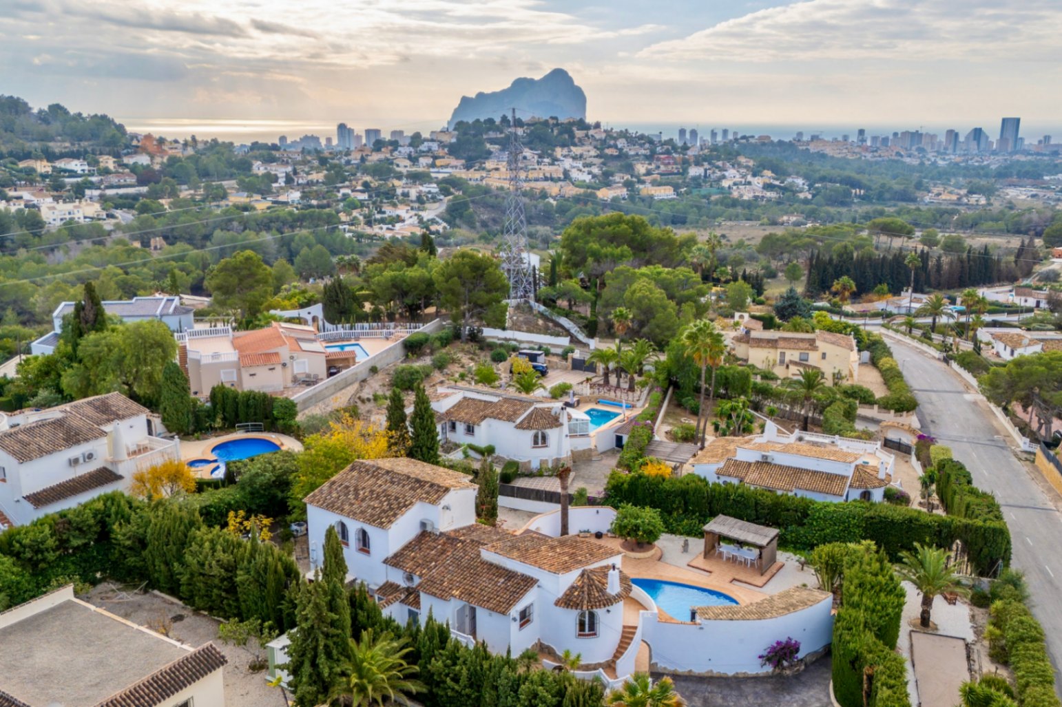 MAGNIFICENT AND SPACIOUS VILLA WITH IMPRESSIVE VIEWS OF THE SEA AND MOUNTAINS IN CALPE