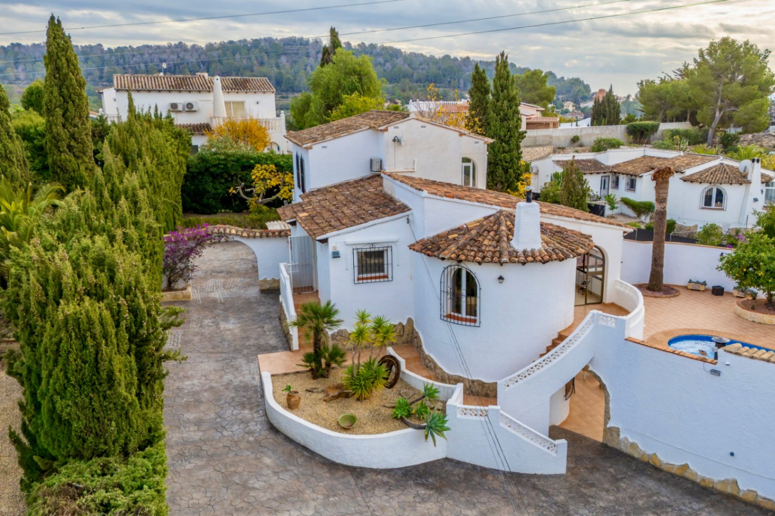 MAGNIFICENT AND SPACIOUS VILLA WITH IMPRESSIVE VIEWS OF THE SEA AND MOUNTAINS IN CALPE