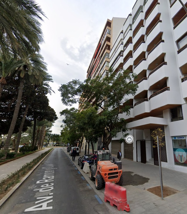 Apartment for sale on Avenida de Ramón y Cajal, Alicante, for reconstruction