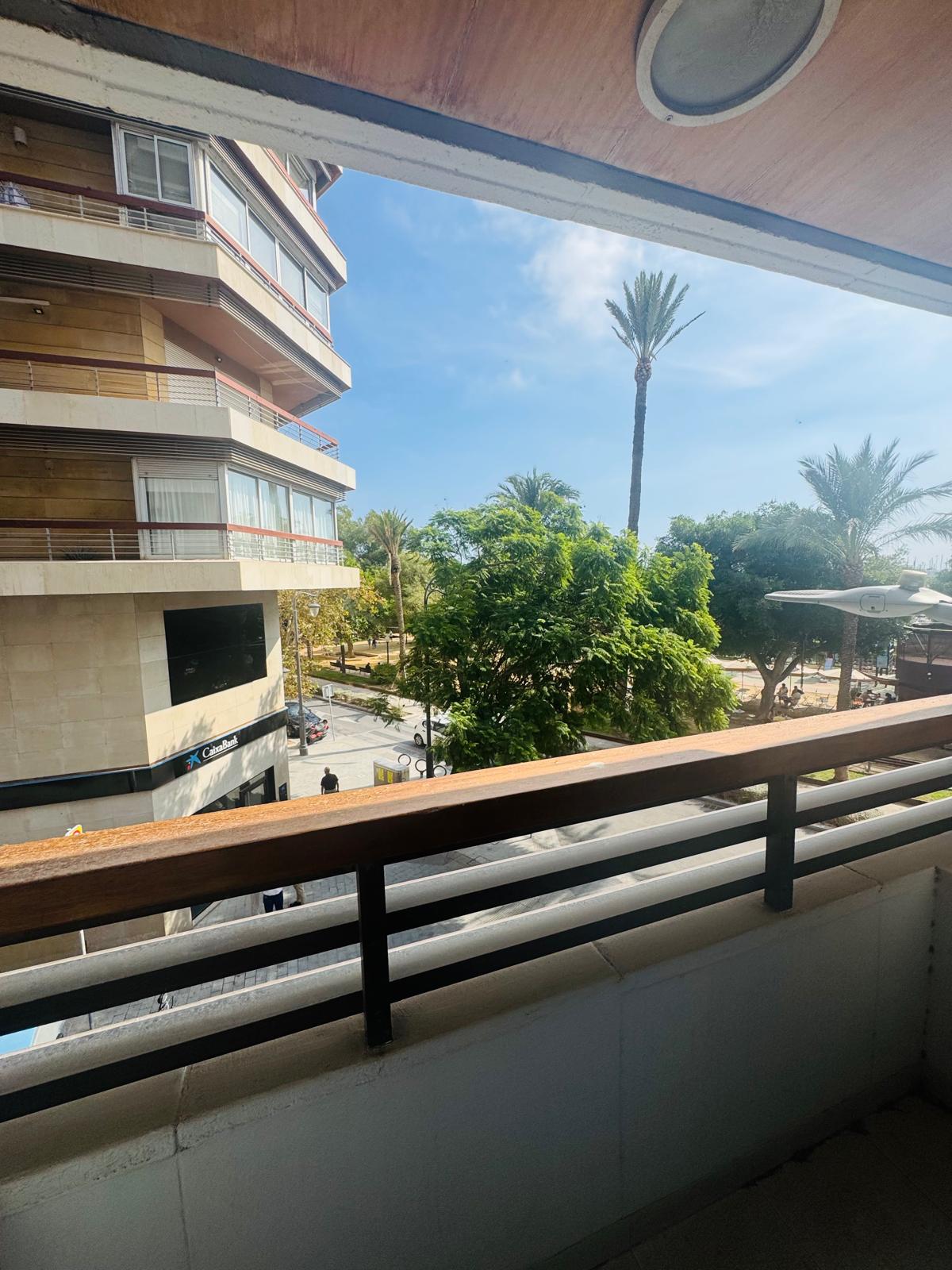 Apartment for sale on Avenida de Ramón y Cajal, Alicante, for reconstruction