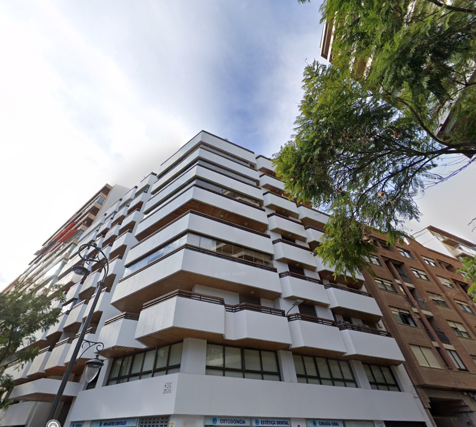 Apartment for sale on Avenida de Ramón y Cajal, Alicante, for reconstruction