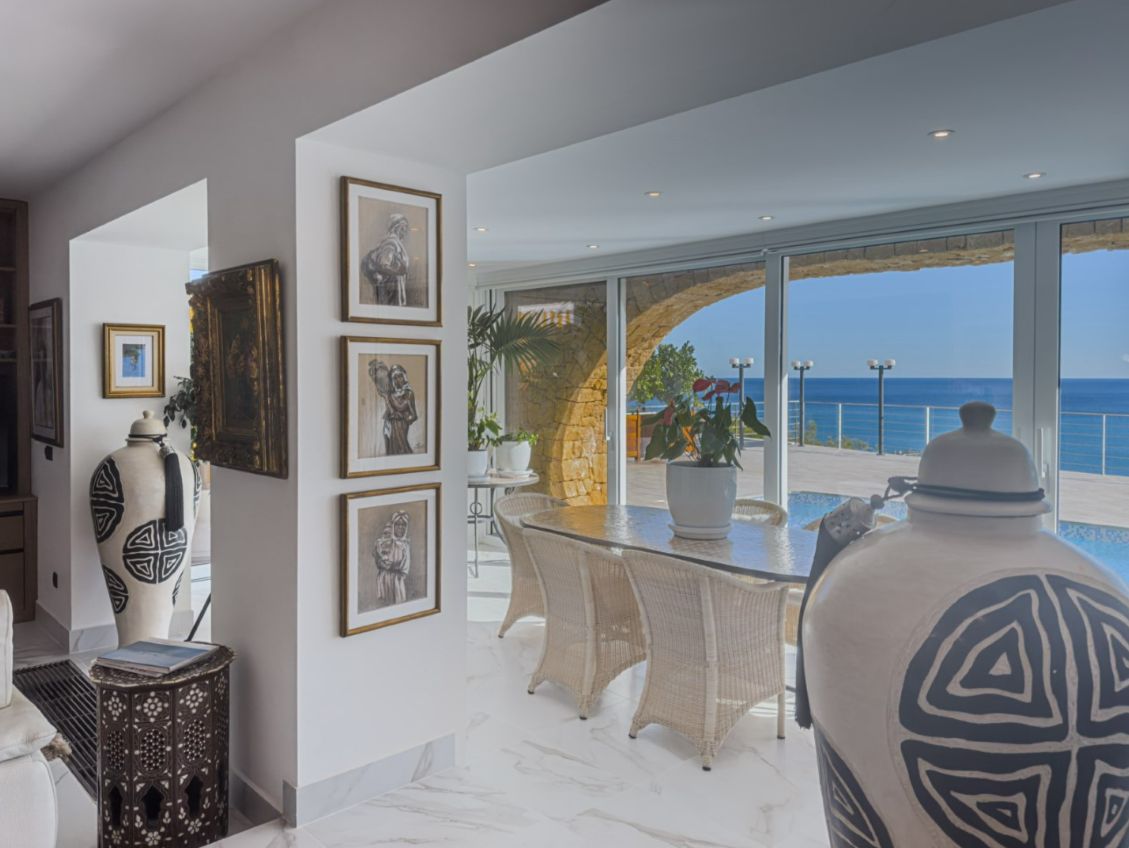 IMPRESSIVE LUXURY VILLA NEAR THE SEA WITH PANORAMIC VIEWS