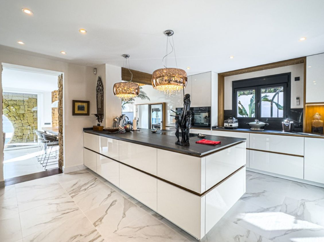 IMPRESSIVE LUXURY VILLA NEAR THE SEA WITH PANORAMIC VIEWS