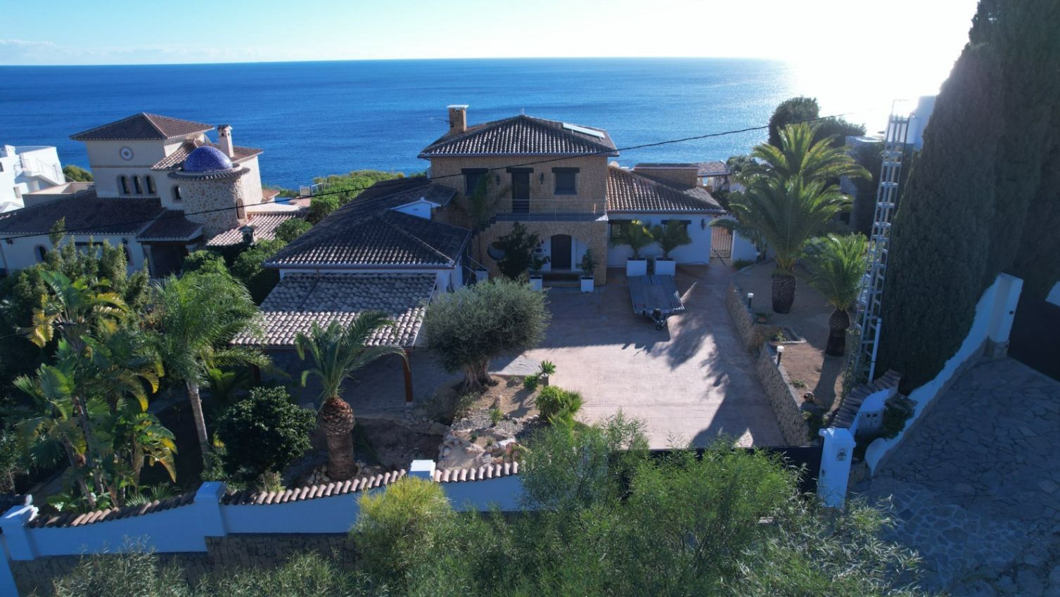 IMPRESSIVE LUXURY VILLA NEAR THE SEA WITH PANORAMIC VIEWS