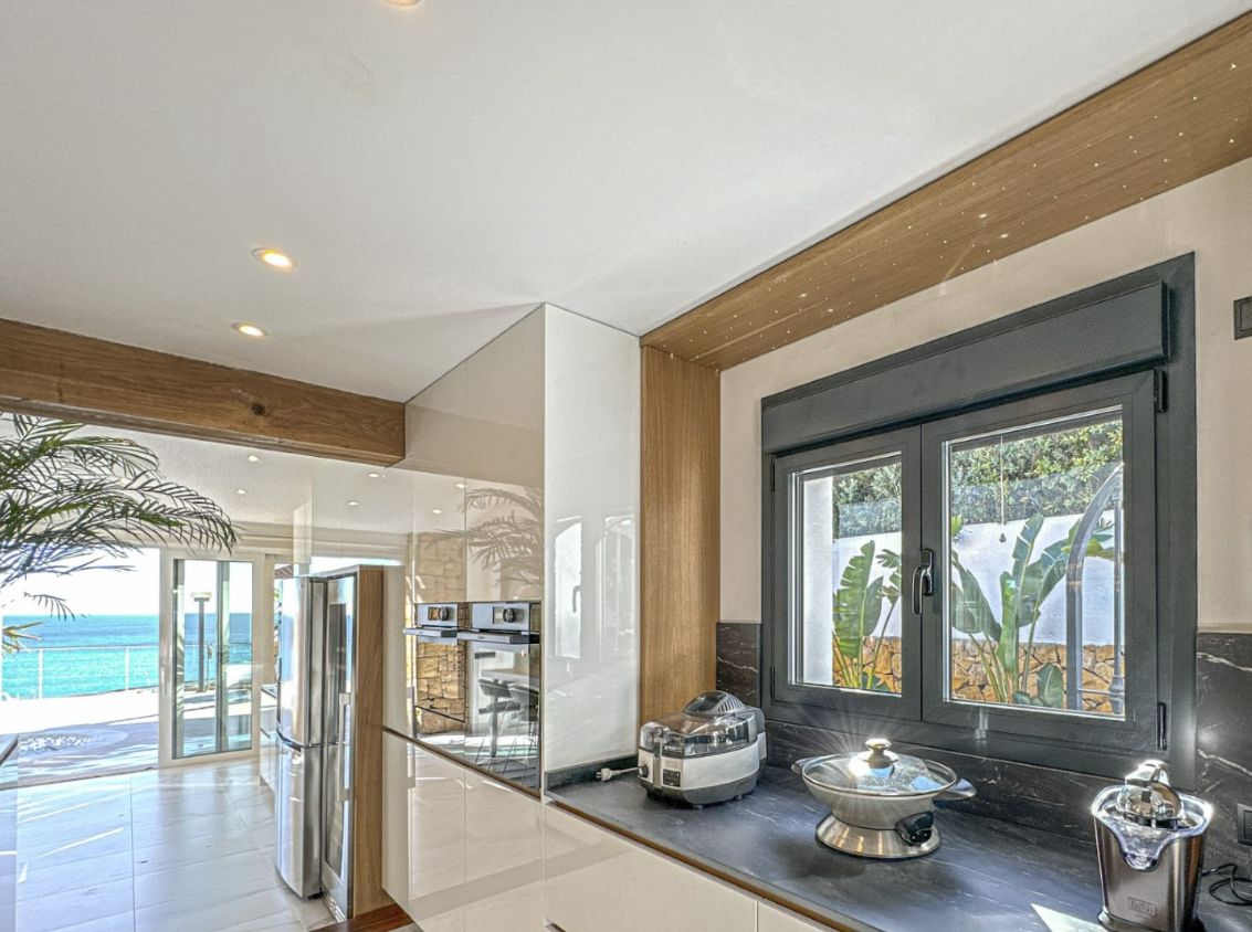 IMPRESSIVE LUXURY VILLA NEAR THE SEA WITH PANORAMIC VIEWS