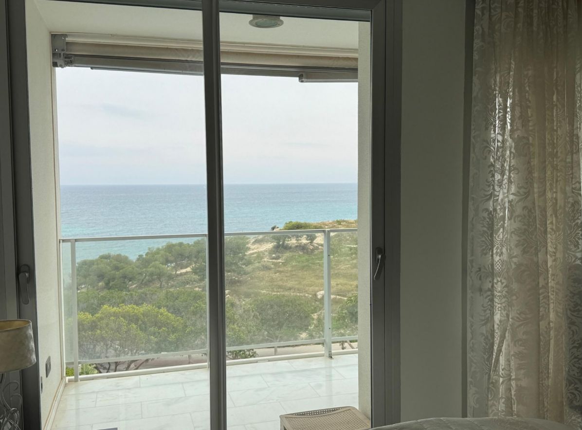 SPACIOUS APARTMENT ON THE FRONT LINE OF THE BEACH IN VILLAJOYOSA