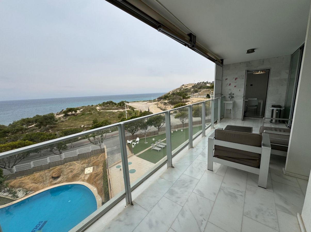 SPACIOUS APARTMENT ON THE FRONT LINE OF THE BEACH IN VILLAJOYOSA