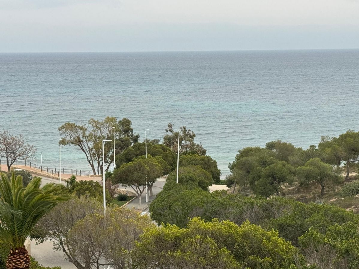 SPACIOUS APARTMENT ON THE FRONT LINE OF THE BEACH IN VILLAJOYOSA