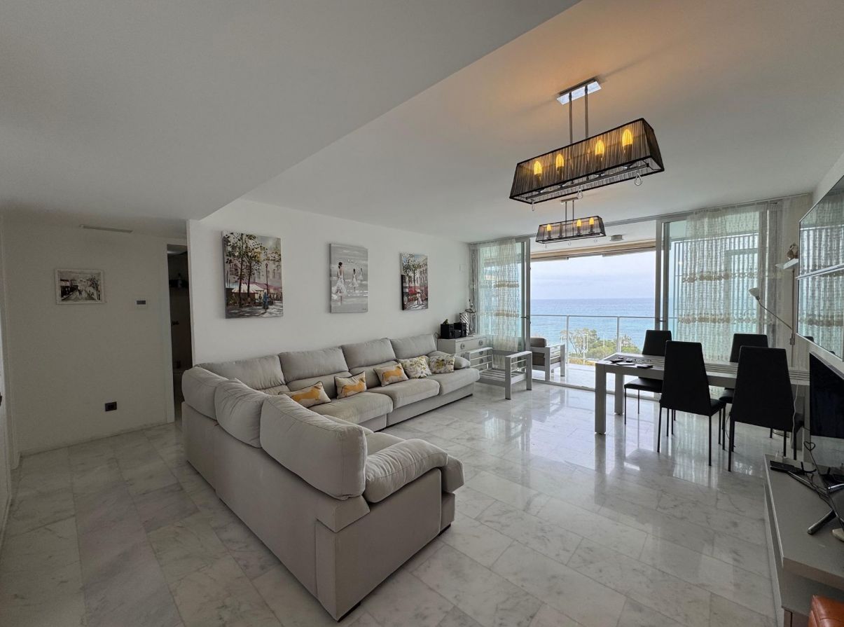 SPACIOUS APARTMENT ON THE FRONT LINE OF THE BEACH IN VILLAJOYOSA