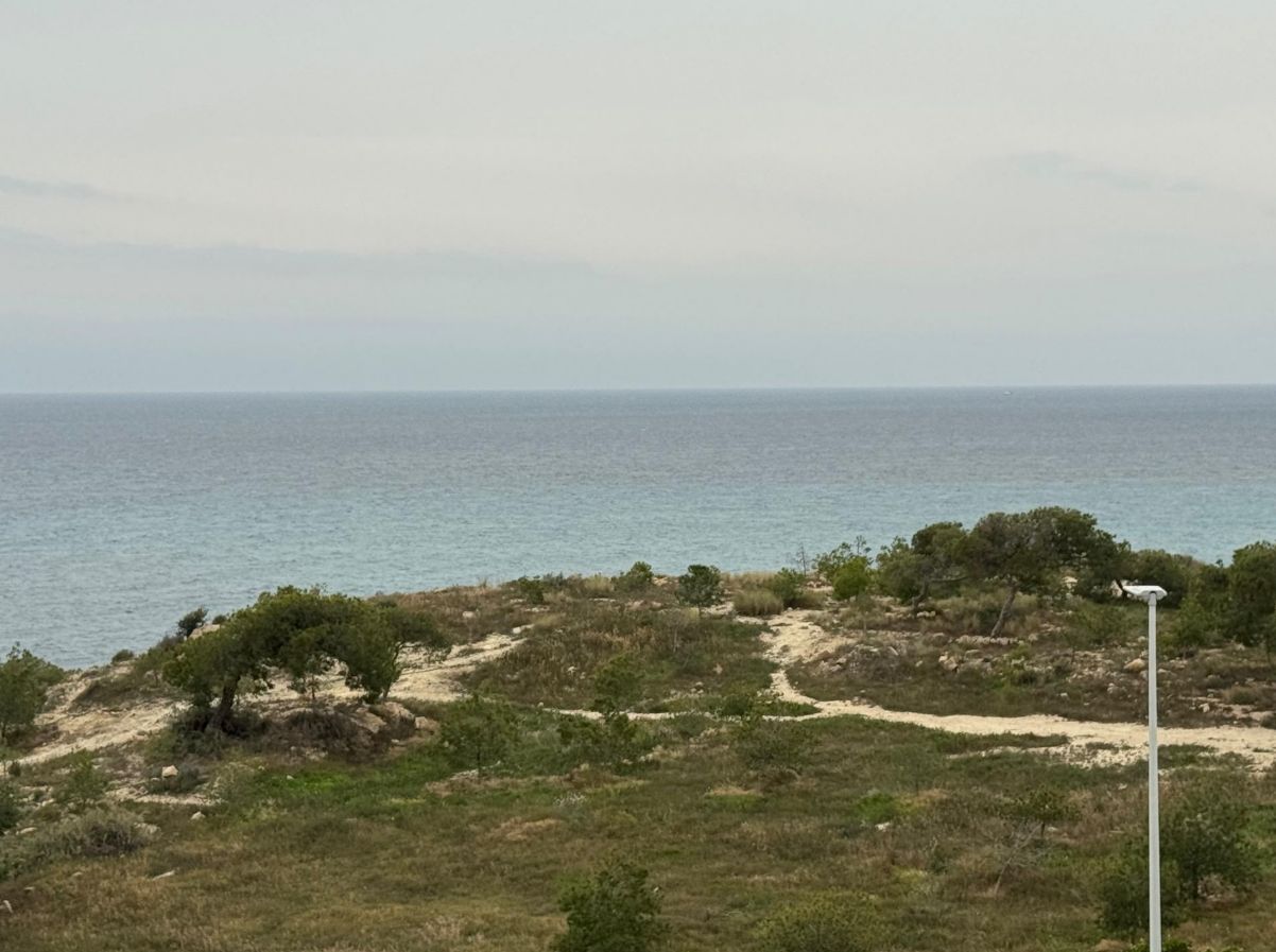 SPACIOUS APARTMENT ON THE FRONT LINE OF THE BEACH IN VILLAJOYOSA