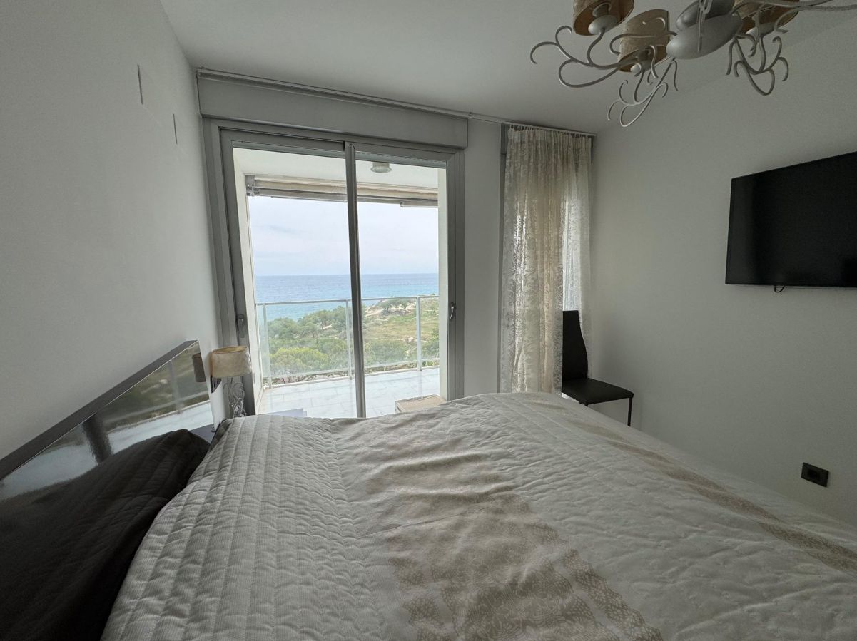 SPACIOUS APARTMENT ON THE FRONT LINE OF THE BEACH IN VILLAJOYOSA