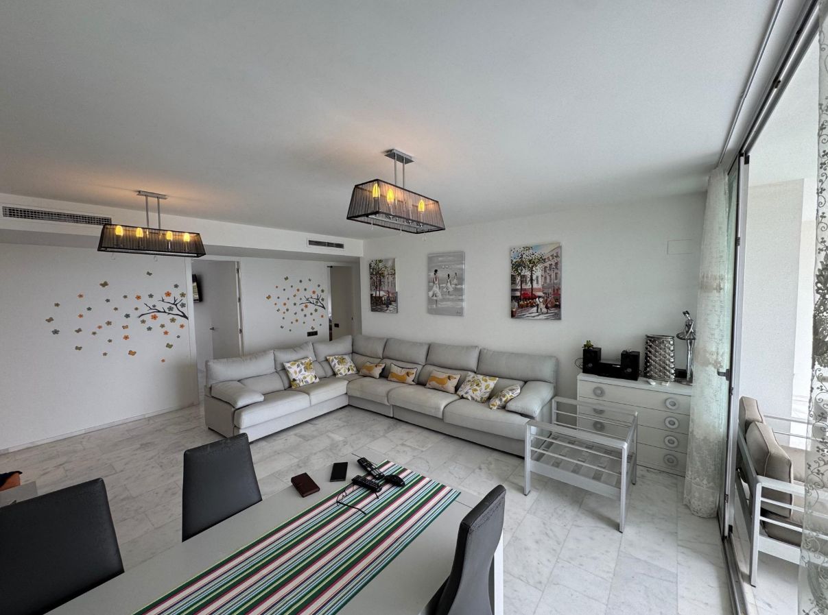 SPACIOUS APARTMENT ON THE FRONT LINE OF THE BEACH IN VILLAJOYOSA