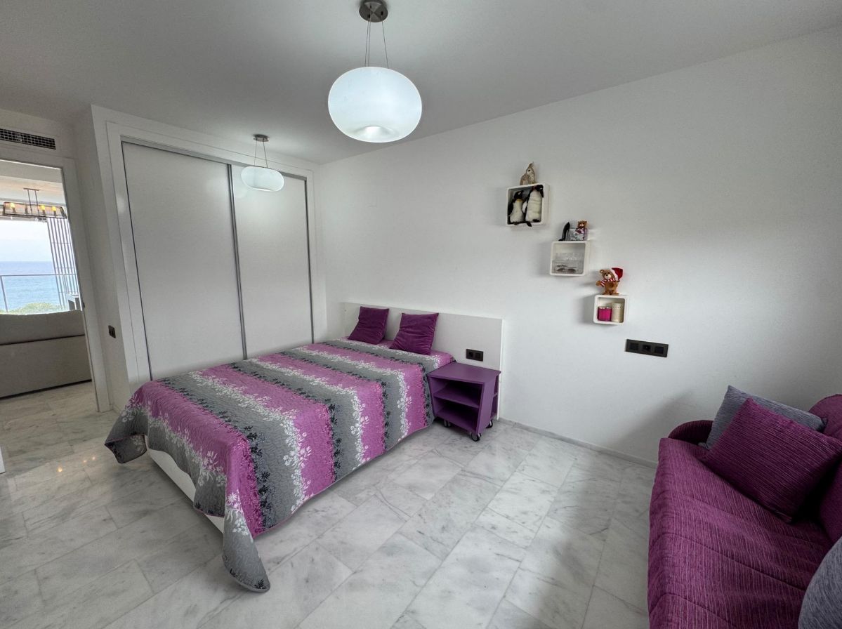 SPACIOUS APARTMENT ON THE FRONT LINE OF THE BEACH IN VILLAJOYOSA