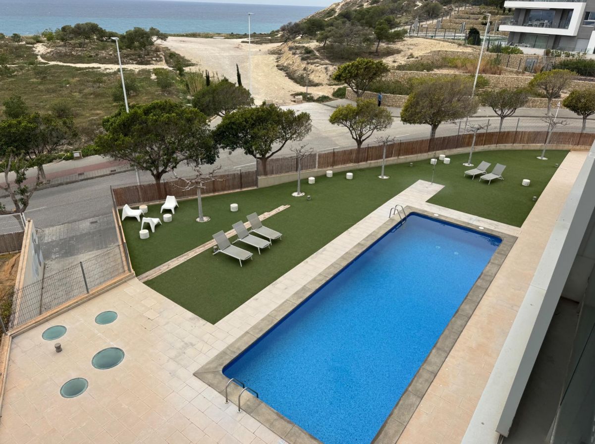 SPACIOUS APARTMENT ON THE FRONT LINE OF THE BEACH IN VILLAJOYOSA