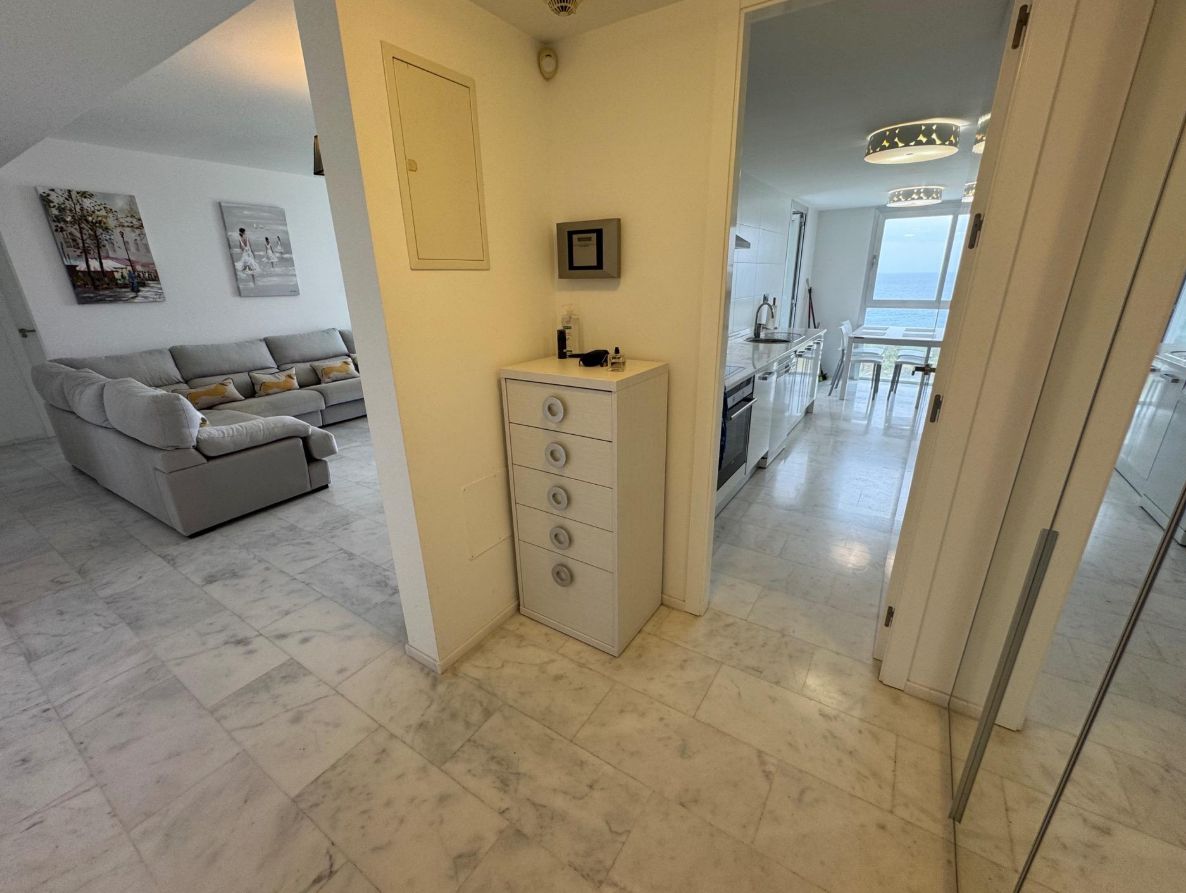 SPACIOUS APARTMENT ON THE FRONT LINE OF THE BEACH IN VILLAJOYOSA
