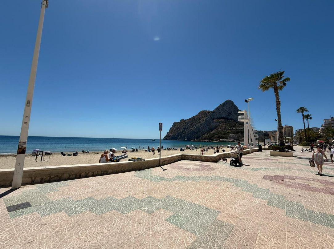 SPACIOUS APARTMENT ON FIRST FRONT LINE IN CALPE