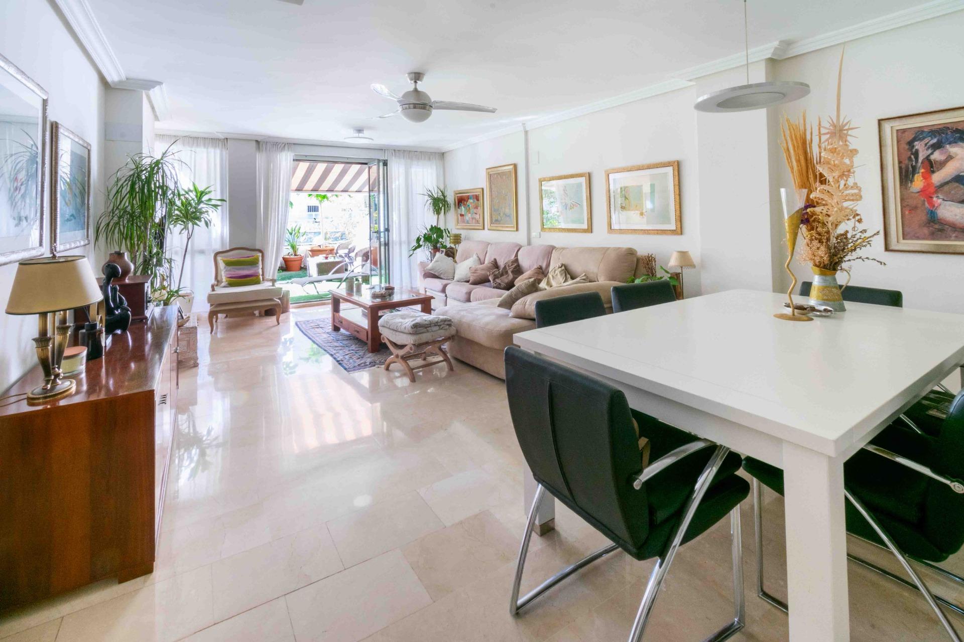 Spacious ground floor apartment of 100 m2 plus a 75 m2 terrace
