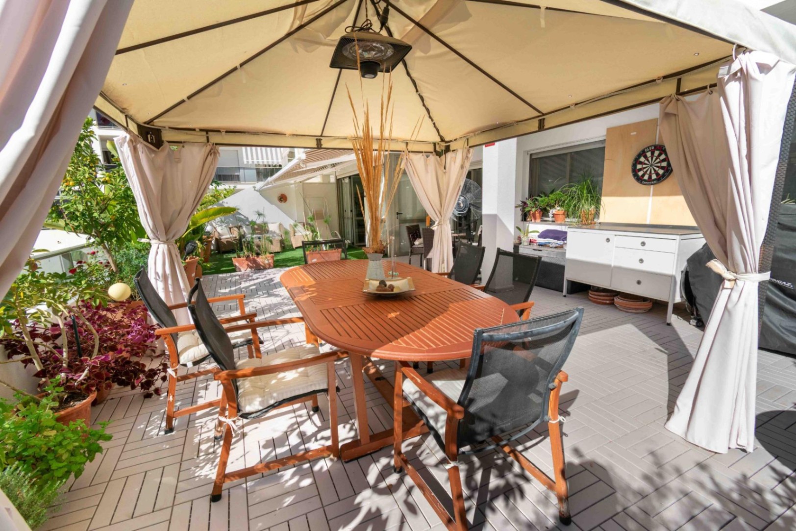 Spacious ground floor apartment of 100 m2 plus a 75 m2 terrace