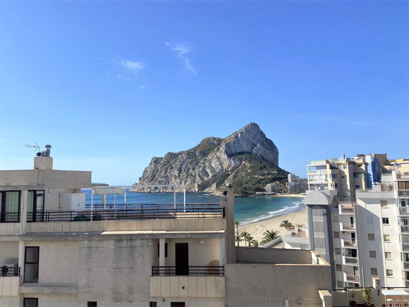 1ST LINE APARTMENT WITH PARKING AND BEAUTIFUL VIEWS IN CALPE