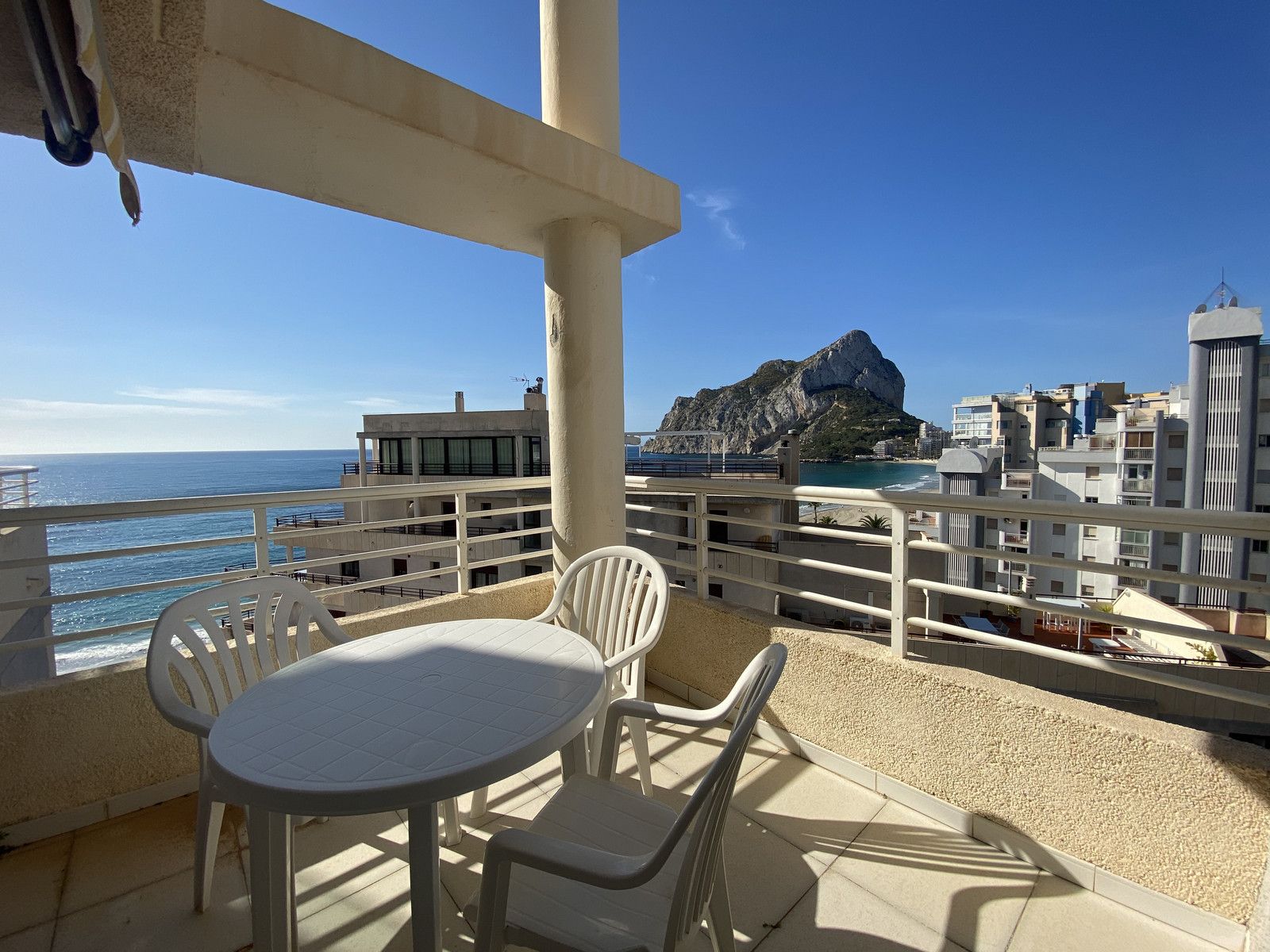 1ST LINE APARTMENT WITH PARKING AND BEAUTIFUL VIEWS IN CALPE
