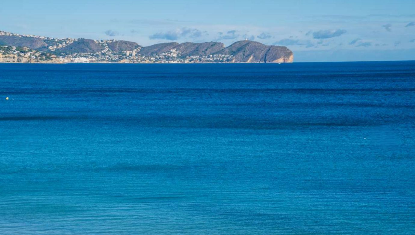 BEAUTIFUL APARTMENT ON THE FRONT LINE OF LA FOSA BEACH IN CALPE