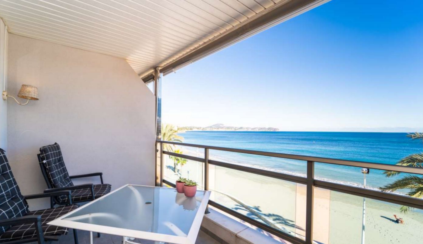 BEAUTIFUL APARTMENT ON THE FRONT LINE OF LA FOSA BEACH IN CALPE